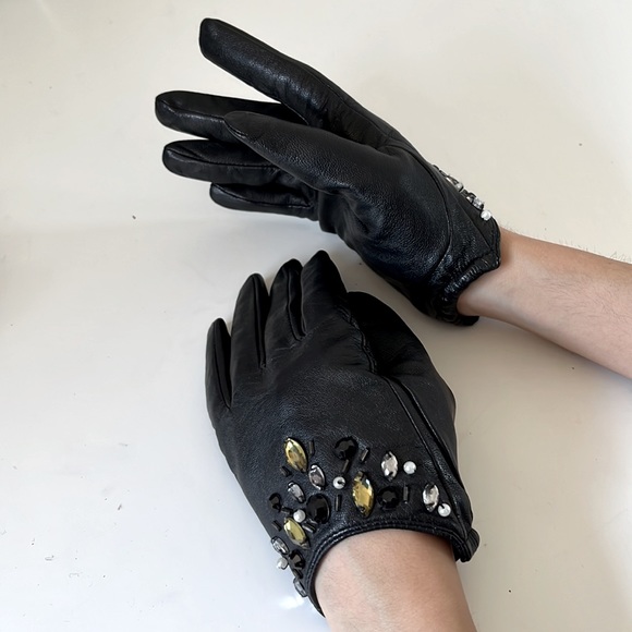 SIZE S/M LEATHER FOREVER NEW Black  Gloves Embellished with Crystals NWOT - Picture 2 of 7